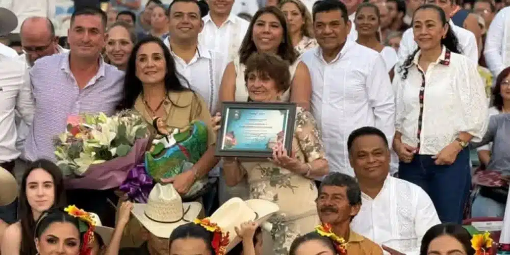 Entregan reconocimiento a la excelencia cultural