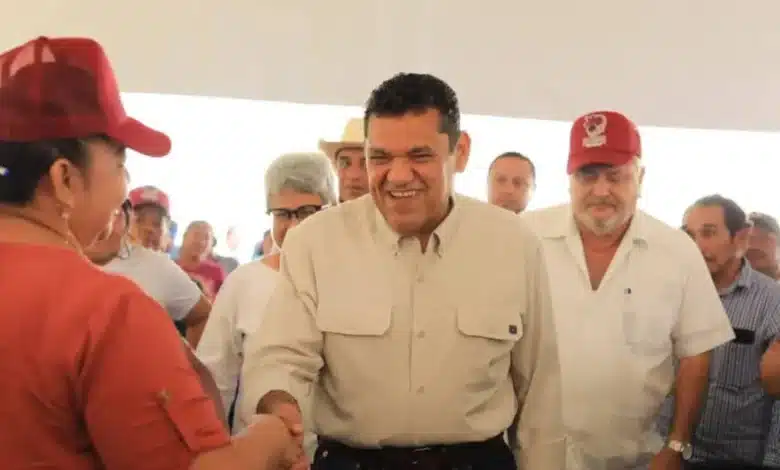 Javier May anuncia salida de hasta 12 colaboradores