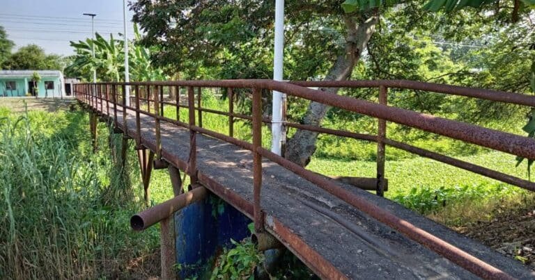 Puentes tubulares en Medellín y Pigua cumplen una década en el olvido