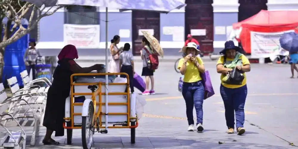 Tabasco inicia la semana con intenso calor y sensación térmica elevada El estado de Tabasco arrancó la semana bajo un ambiente marcado por temperaturas elevadas y sensaciones térmicas sofocantes que podrían superar los registros habituales de la temporada. Las condiciones climáticas previstas mantienen el pronóstico de intenso calor en gran parte de la entidad, acompañado de altos niveles de humedad que incrementarán la percepción de bochorno entre la población. De acuerdo con los reportes meteorológicos, municipios como Villahermosa y otras zonas del estado enfrentarán temperaturas superiores a los 35 grados Celsius durante los próximos días. A esto se suma la humedad característica de la región, factor que provoca una sensación térmica todavía más elevada y genera un ambiente pesado para quienes realizan actividades al aire libre. Aunque no se descartan lluvias aisladas en algunas regiones de Tabasco, las precipitaciones serían limitadas y no representarían un alivio significativo frente a las altas temperaturas. Especialistas recomiendan mantenerse hidratados, evitar la exposición prolongada al sol en las horas de mayor intensidad y prestar especial atención a niños, adultos mayores y personas con enfermedades crónicas. Las condiciones climáticas también podrían impactar en actividades cotidianas y laborales, especialmente en sectores que desarrollan trabajos a la intemperie. Ante este panorama, autoridades de protección civil mantienen el llamado a tomar precauciones para prevenir golpes de calor y otros problemas relacionados con las temperaturas extremas que continúan afectando al sureste mexicano. El calor y el bochorno seguirán presentes durante el arranque de la semana en Tabasco, consolidando una tendencia climática que se ha vuelto cada vez más frecuente en la región. Mientras las temperaturas continúan elevándose, habitantes del estado buscan distintas maneras de sobrellevar jornadas marcadas por el intenso ambiente cálido y húmedo.