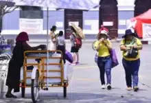 Tabasco inicia la semana con intenso calor y sensación térmica elevada El estado de Tabasco arrancó la semana bajo un ambiente marcado por temperaturas elevadas y sensaciones térmicas sofocantes que podrían superar los registros habituales de la temporada. Las condiciones climáticas previstas mantienen el pronóstico de intenso calor en gran parte de la entidad, acompañado de altos niveles de humedad que incrementarán la percepción de bochorno entre la población. De acuerdo con los reportes meteorológicos, municipios como Villahermosa y otras zonas del estado enfrentarán temperaturas superiores a los 35 grados Celsius durante los próximos días. A esto se suma la humedad característica de la región, factor que provoca una sensación térmica todavía más elevada y genera un ambiente pesado para quienes realizan actividades al aire libre. Aunque no se descartan lluvias aisladas en algunas regiones de Tabasco, las precipitaciones serían limitadas y no representarían un alivio significativo frente a las altas temperaturas. Especialistas recomiendan mantenerse hidratados, evitar la exposición prolongada al sol en las horas de mayor intensidad y prestar especial atención a niños, adultos mayores y personas con enfermedades crónicas. Las condiciones climáticas también podrían impactar en actividades cotidianas y laborales, especialmente en sectores que desarrollan trabajos a la intemperie. Ante este panorama, autoridades de protección civil mantienen el llamado a tomar precauciones para prevenir golpes de calor y otros problemas relacionados con las temperaturas extremas que continúan afectando al sureste mexicano. El calor y el bochorno seguirán presentes durante el arranque de la semana en Tabasco, consolidando una tendencia climática que se ha vuelto cada vez más frecuente en la región. Mientras las temperaturas continúan elevándose, habitantes del estado buscan distintas maneras de sobrellevar jornadas marcadas por el intenso ambiente cálido y húmedo.