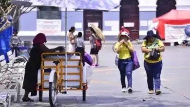 Tabasco inicia la semana con intenso calor y sensación térmica elevada El estado de Tabasco arrancó la semana bajo un ambiente marcado por temperaturas elevadas y sensaciones térmicas sofocantes que podrían superar los registros habituales de la temporada. Las condiciones climáticas previstas mantienen el pronóstico de intenso calor en gran parte de la entidad, acompañado de altos niveles de humedad que incrementarán la percepción de bochorno entre la población. De acuerdo con los reportes meteorológicos, municipios como Villahermosa y otras zonas del estado enfrentarán temperaturas superiores a los 35 grados Celsius durante los próximos días. A esto se suma la humedad característica de la región, factor que provoca una sensación térmica todavía más elevada y genera un ambiente pesado para quienes realizan actividades al aire libre. Aunque no se descartan lluvias aisladas en algunas regiones de Tabasco, las precipitaciones serían limitadas y no representarían un alivio significativo frente a las altas temperaturas. Especialistas recomiendan mantenerse hidratados, evitar la exposición prolongada al sol en las horas de mayor intensidad y prestar especial atención a niños, adultos mayores y personas con enfermedades crónicas. Las condiciones climáticas también podrían impactar en actividades cotidianas y laborales, especialmente en sectores que desarrollan trabajos a la intemperie. Ante este panorama, autoridades de protección civil mantienen el llamado a tomar precauciones para prevenir golpes de calor y otros problemas relacionados con las temperaturas extremas que continúan afectando al sureste mexicano. El calor y el bochorno seguirán presentes durante el arranque de la semana en Tabasco, consolidando una tendencia climática que se ha vuelto cada vez más frecuente en la región. Mientras las temperaturas continúan elevándose, habitantes del estado buscan distintas maneras de sobrellevar jornadas marcadas por el intenso ambiente cálido y húmedo.