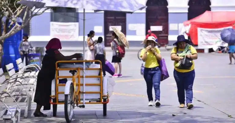 Tabasco inicia la semana con intenso calor y sensación térmica elevada El estado de Tabasco arrancó la semana bajo un ambiente marcado por temperaturas elevadas y sensaciones térmicas sofocantes que podrían superar los registros habituales de la temporada. Las condiciones climáticas previstas mantienen el pronóstico de intenso calor en gran parte de la entidad, acompañado de altos niveles de humedad que incrementarán la percepción de bochorno entre la población. De acuerdo con los reportes meteorológicos, municipios como Villahermosa y otras zonas del estado enfrentarán temperaturas superiores a los 35 grados Celsius durante los próximos días. A esto se suma la humedad característica de la región, factor que provoca una sensación térmica todavía más elevada y genera un ambiente pesado para quienes realizan actividades al aire libre. Aunque no se descartan lluvias aisladas en algunas regiones de Tabasco, las precipitaciones serían limitadas y no representarían un alivio significativo frente a las altas temperaturas. Especialistas recomiendan mantenerse hidratados, evitar la exposición prolongada al sol en las horas de mayor intensidad y prestar especial atención a niños, adultos mayores y personas con enfermedades crónicas. Las condiciones climáticas también podrían impactar en actividades cotidianas y laborales, especialmente en sectores que desarrollan trabajos a la intemperie. Ante este panorama, autoridades de protección civil mantienen el llamado a tomar precauciones para prevenir golpes de calor y otros problemas relacionados con las temperaturas extremas que continúan afectando al sureste mexicano. El calor y el bochorno seguirán presentes durante el arranque de la semana en Tabasco, consolidando una tendencia climática que se ha vuelto cada vez más frecuente en la región. Mientras las temperaturas continúan elevándose, habitantes del estado buscan distintas maneras de sobrellevar jornadas marcadas por el intenso ambiente cálido y húmedo.