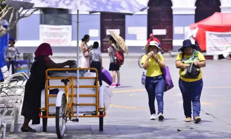 Tabasco inicia la semana con intenso calor y sensación térmica elevada El estado de Tabasco arrancó la semana bajo un ambiente marcado por temperaturas elevadas y sensaciones térmicas sofocantes que podrían superar los registros habituales de la temporada. Las condiciones climáticas previstas mantienen el pronóstico de intenso calor en gran parte de la entidad, acompañado de altos niveles de humedad que incrementarán la percepción de bochorno entre la población. De acuerdo con los reportes meteorológicos, municipios como Villahermosa y otras zonas del estado enfrentarán temperaturas superiores a los 35 grados Celsius durante los próximos días. A esto se suma la humedad característica de la región, factor que provoca una sensación térmica todavía más elevada y genera un ambiente pesado para quienes realizan actividades al aire libre. Aunque no se descartan lluvias aisladas en algunas regiones de Tabasco, las precipitaciones serían limitadas y no representarían un alivio significativo frente a las altas temperaturas. Especialistas recomiendan mantenerse hidratados, evitar la exposición prolongada al sol en las horas de mayor intensidad y prestar especial atención a niños, adultos mayores y personas con enfermedades crónicas. Las condiciones climáticas también podrían impactar en actividades cotidianas y laborales, especialmente en sectores que desarrollan trabajos a la intemperie. Ante este panorama, autoridades de protección civil mantienen el llamado a tomar precauciones para prevenir golpes de calor y otros problemas relacionados con las temperaturas extremas que continúan afectando al sureste mexicano. El calor y el bochorno seguirán presentes durante el arranque de la semana en Tabasco, consolidando una tendencia climática que se ha vuelto cada vez más frecuente en la región. Mientras las temperaturas continúan elevándose, habitantes del estado buscan distintas maneras de sobrellevar jornadas marcadas por el intenso ambiente cálido y húmedo.