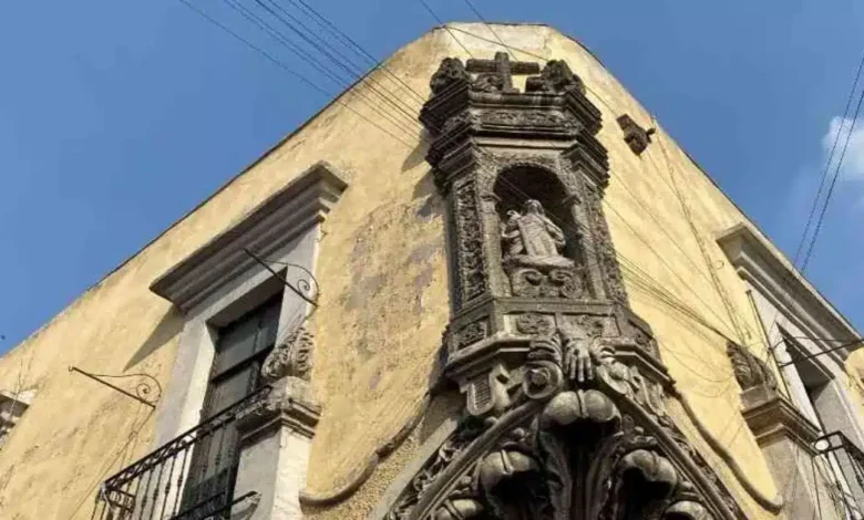 la hornacina de la casa de la manita, joya barroca y símbolo de leyendas en el centro histórico