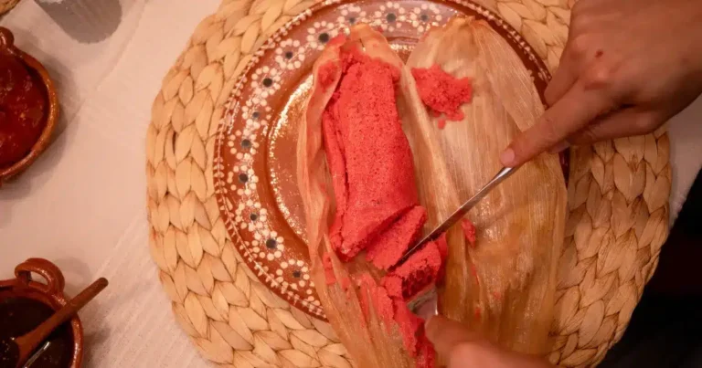 tamal rosa de dulce con pasas, el sabor tradicional que representa el mestizaje gastronómico mexicano