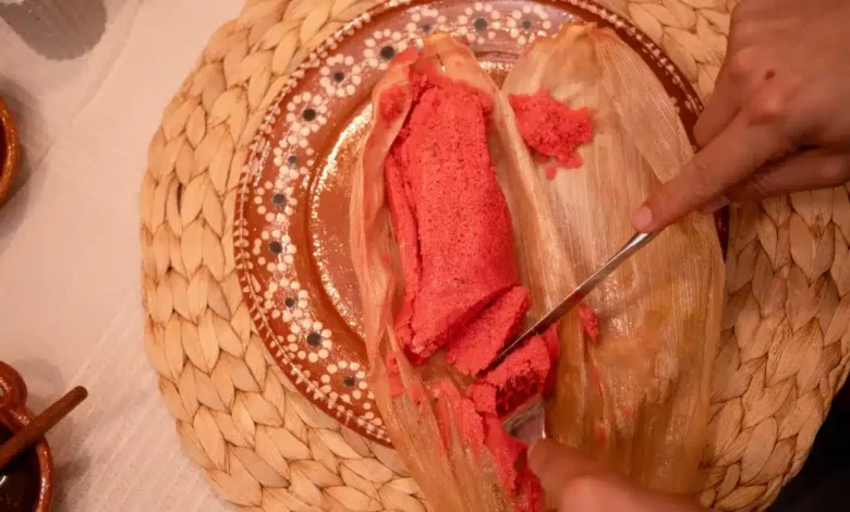tamal rosa de dulce con pasas, el sabor tradicional que representa el mestizaje gastronómico mexicano