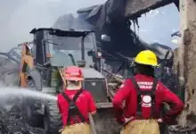 Bomberos continúan el enfriamiento de bodega