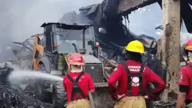 Bomberos continúan el enfriamiento de bodega