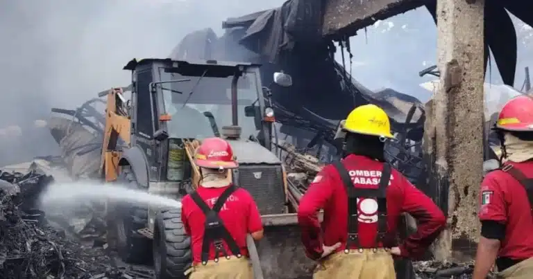 Bomberos continúan el enfriamiento de bodega