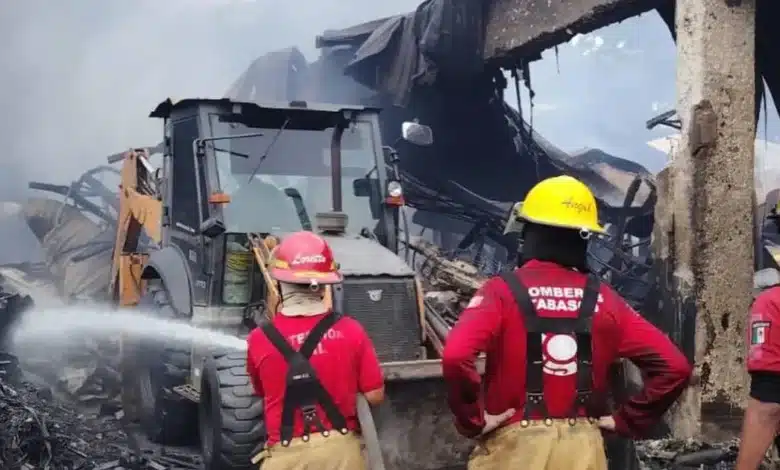 Bomberos continúan el enfriamiento de bodega