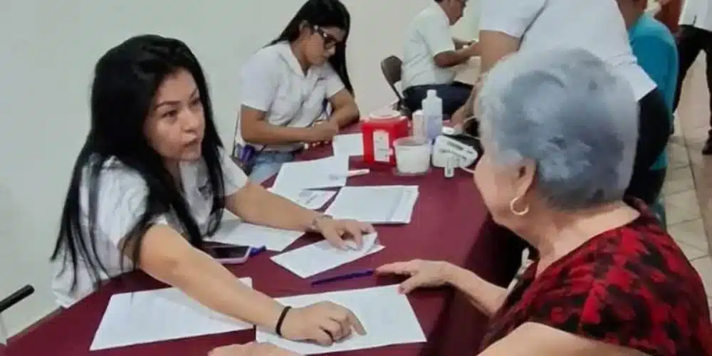 Brindan atención preventiva locatarios y adultos mayores