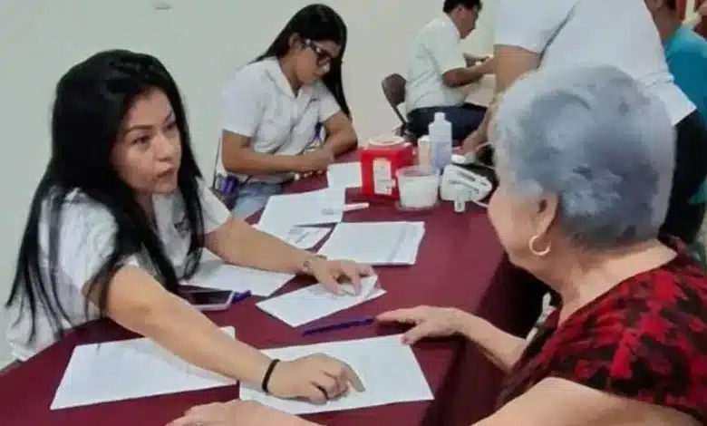 Brindan atención preventiva locatarios y adultos mayores