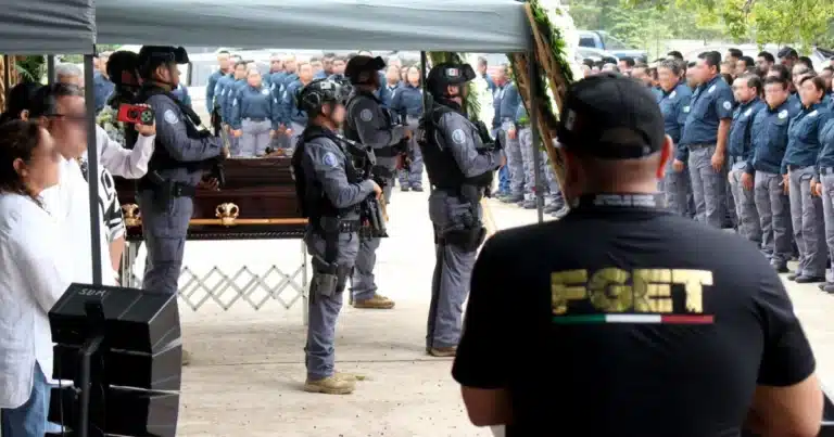 despiden con honores a jefe de la policía de investigación