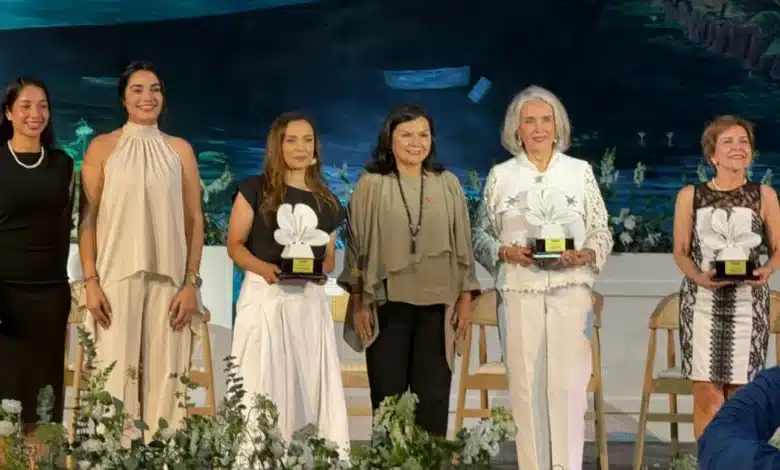 entregan premio blancas mariposas a tres destacadas tabasqueñas