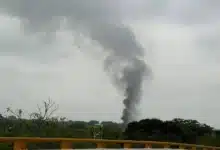 Incendio en bodega registra más del 70% de control. Foto: Liliana Collado.