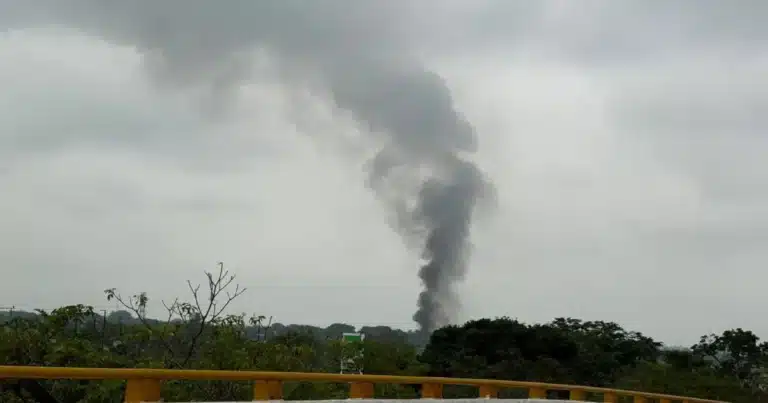 Incendio en bodega registra más del 70% de control. Foto: Liliana Collado.