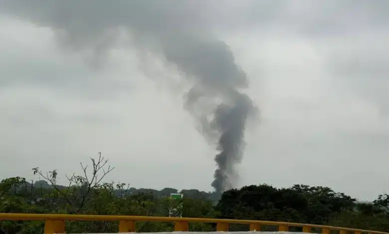 Incendio en bodega registra más del 70% de control. Foto: Liliana Collado.