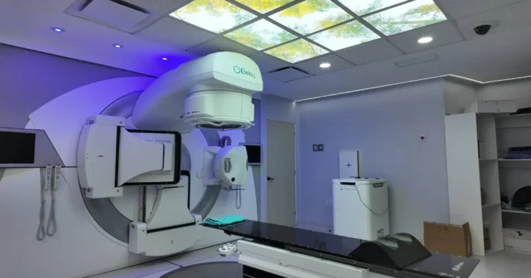 Inician tratamientos gratuitos de radioterapia de alta precisión