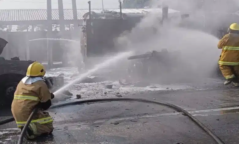 pipa de aceite se incendia en la cárdenas coatzacoalcos