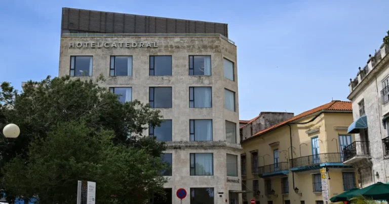 cadenas hoteleras y empresas financieras dejan cuba ante nuevas sanciones de estados unidos