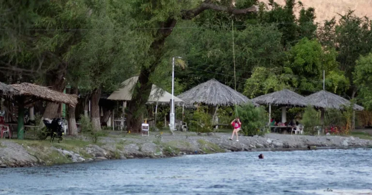 piedra acampanada el balneario de aguas termales escondido en colima