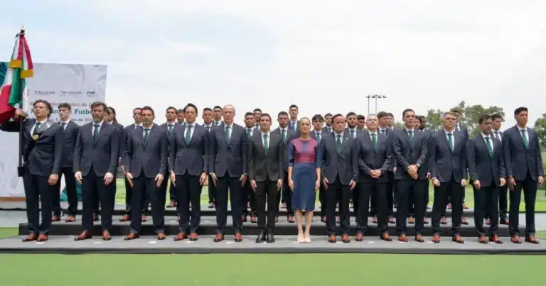 presidenta claudia sheinbaum abandera a la selección nacional de méxico que participará en la copa mundial de la fifa 2026
