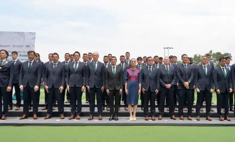 presidenta claudia sheinbaum abandera a la selección nacional de méxico que participará en la copa mundial de la fifa 2026