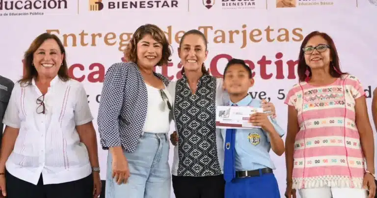 Claudia Sheinbaum entrega tarjetas de beca Rita Cetina en Minatitlán, más de 9 millones de estudiantes beneficiados (Foto de cortesía)