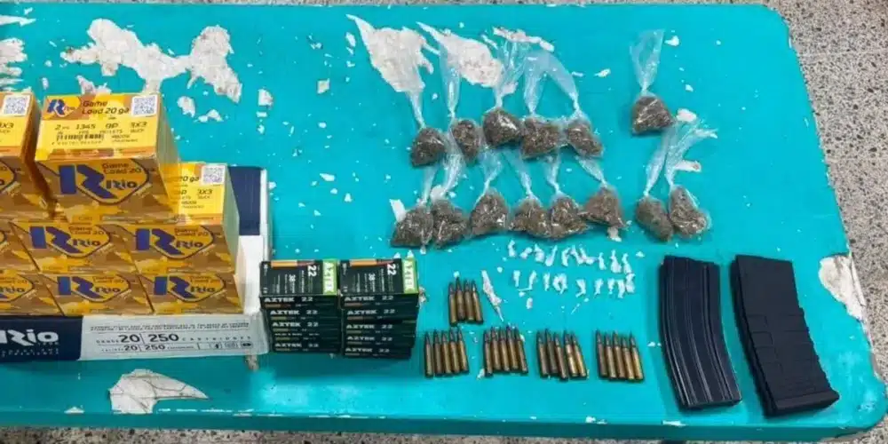 caen dos con armamento, droga y un migrante