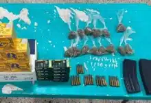 caen dos con armamento, droga y un migrante