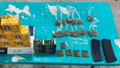 caen dos con armamento, droga y un migrante
