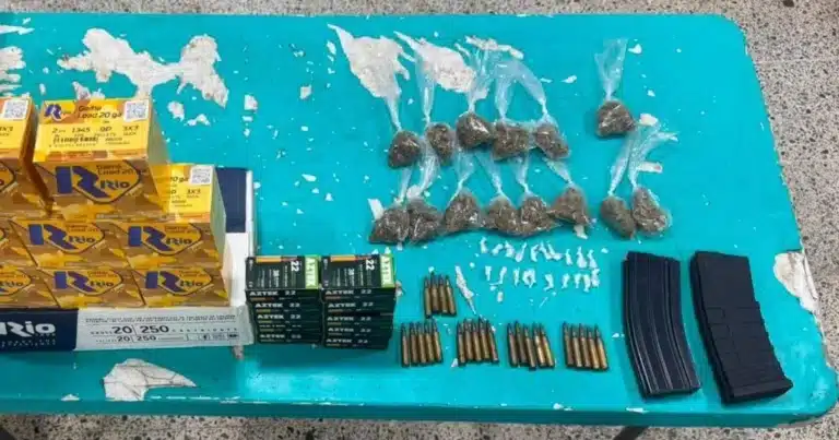 caen dos con armamento, droga y un migrante