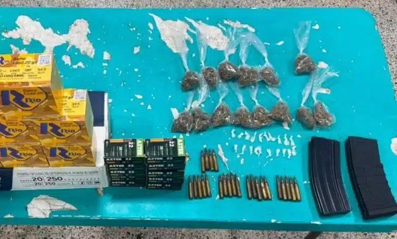 caen dos con armamento, droga y un migrante