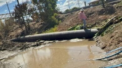 normalizan servicio de agua tras reparación de tubería dañada por incendio
