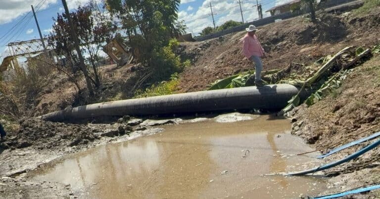 normalizan servicio de agua tras reparación de tubería dañada por incendio