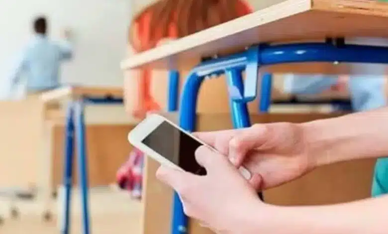 padres de familia respaldan retirar celulares en escuelas mediante acuerdos internos