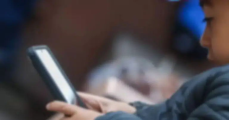 Seis de cada 10 alumnos presentan problemas de la vista en Tabasco; SETAB atribuye casos al uso del celular