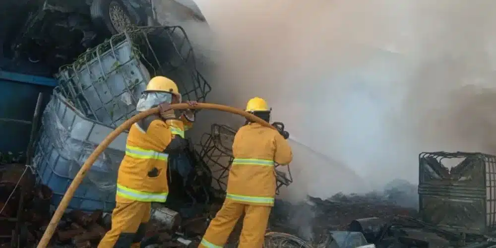 sofoca la marina voraz incendio en chatarrera de paraíso