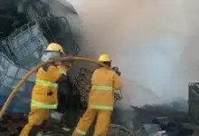 sofoca la marina voraz incendio en chatarrera de paraíso