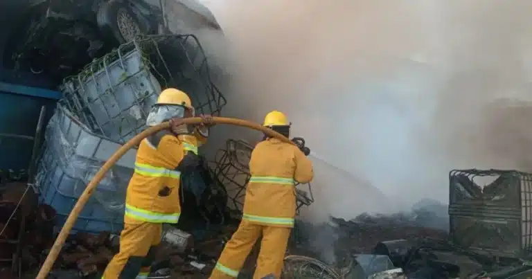 sofoca la marina voraz incendio en chatarrera de paraíso