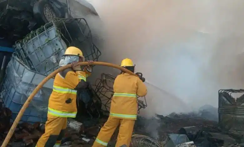 sofoca la marina voraz incendio en chatarrera de paraíso