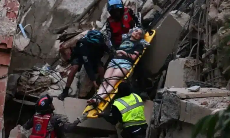 a un mes del terremoto en venezuela, familias siguen buscando a sus desaparecidos entre los escombros