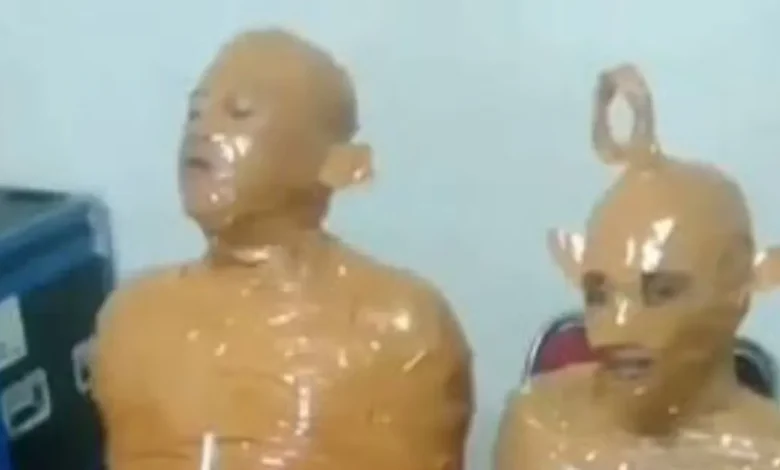 atrapan a ladrón y lo envuelven con cinta adhesiva como un teletubbie