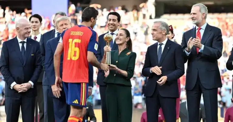 Claudia Sheinbaum sorprende al entregar el Balón de Oro a Rodri (Foto de internet)