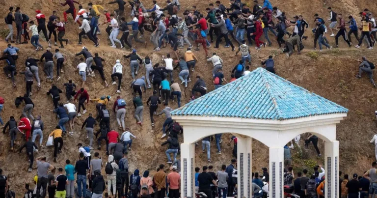 video caos en ceuta miles de marroquíes cruzan la frontera y piden reforzar la seguridad