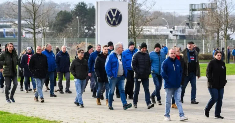 ¿volkswagen despedirá a 100 mil trabajadores esto es lo que se sabe del posible plan de recortes