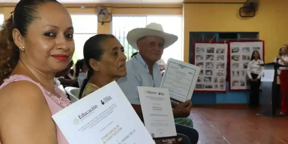46 tabasqueños conquistan la alfabetización, primaria y secundaria