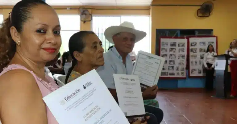 46 tabasqueños conquistan la alfabetización, primaria y secundaria
