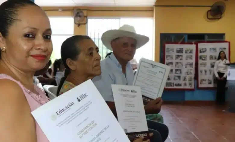 46 tabasqueños conquistan la alfabetización, primaria y secundaria